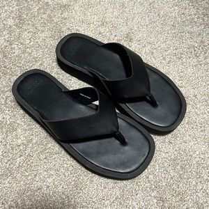 Abercrombie 90s flip flops